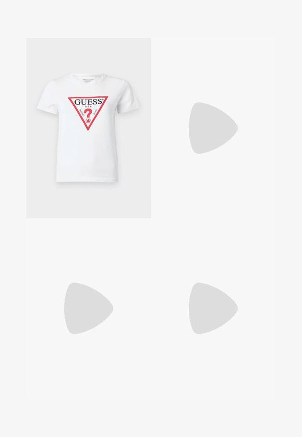 Bílý bavlněný tričko s červeným trojúhelníkovým logem "GUESS USA" a růžovým designem otazníku uprostřed. Krátké rukávy.; Rozšířené džíny ve středně modrém denimu s vysokým pasem, jemným ombré efektem, pět pocket designem a viditelnými švy.; Bílé kožené tenisky s tlustou bílou podrážkou, černým semišovým akcentem na patě a vyraženým logem na boku. Šněrovací design se šesti očka.; Černé oversized sluneční brýle geometrického tvaru, s tmavými skly a kontrastním šedým detailem na rámu. Logo na rameni.