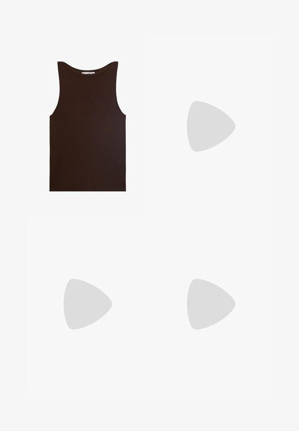 Smeđi bezrukavi majica od rebraste tkanine. Ima zaobljeni izrez i ravni završetak, bez vidljivih logotipa ili uzoraka.; Tkanina s uzorkom na smeđim i bijelim kravljim kožama sa mekim teksturom, završena crnim čipkastim detaljima duž rubova.; Smeđe kožne čizme do koljena s kvadratnim vrhom, crnim gumenim potplatom i detaljima s podesivom kopčom. U kombinaciji s sivoj suknji s prugama.; Okvir okruglih, smeđkastih sunčanih naočala s sjajnim burgundskim okvirom. Uski nositelji s suptilnim brendiranjem. Ravna leća.; Bež suđena torba sa zaobljenim oblikom, sa tri nabrane džepa na prednjoj strani i jednim podesivim remenom.