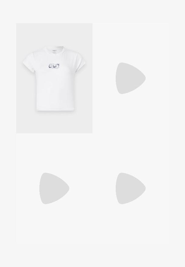 Witte katoenen t-shirt met korte mouwen en een ronde halslijn, met op de voorzijde donkerblauwe "OBEY" grafische tekst. Soepele textuur.; Blauwe en witte gestreepte broek met een relaxte pasvorm, gemaakt van lichte stof, met een elastische tailleband en een subtiele logo-tag.; Hoge sneakers van lichtpaarse canvas. Dikke witte middenzool met zwarte buitenzool. Voorzien van een ronde neus en beige veters. Minimalistisch ontwerp.; Aviator zonnebril met een gradient blauwe lens, zilveren metalen frame en decoratieve sterrenaccenten op de lens. Glad en strak ontwerp.