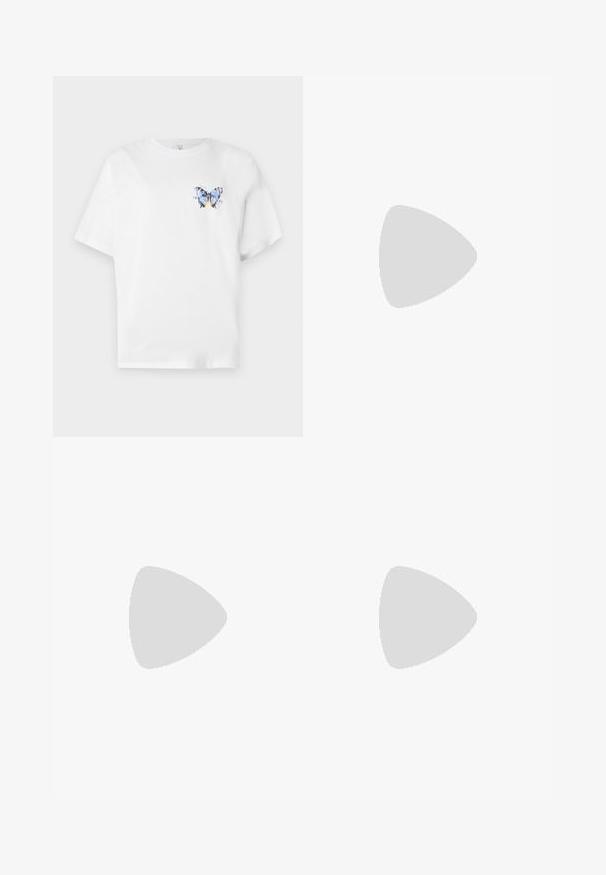 Valkoinen puuvillapaita, jossa on värikäs perhospainatus vasemmalla rinnalla. Lyhyet hihat ja rento malli.; Vaaleanpunaiset leveälahkeiset housut, joissa on sileä pinta, litteä vyötärönauha ja edessä kaksi mustaa nappia.; Valkoiset tasapohjakengät, joissa on sileä nahkamainen päällinen, pyöristetty muoto, pehmustettu nilkkaosa ja texturoitu kumipohja, jossa on hyvin määritellyt urat.; Beige laukku, joka on valmistettu pehmeästä materiaalista, ja siinä on rento muotoilu, ommeltu yksityiskohtia ja kaksi olkahihnaa. Sopii päivittäiseen käyttöön.