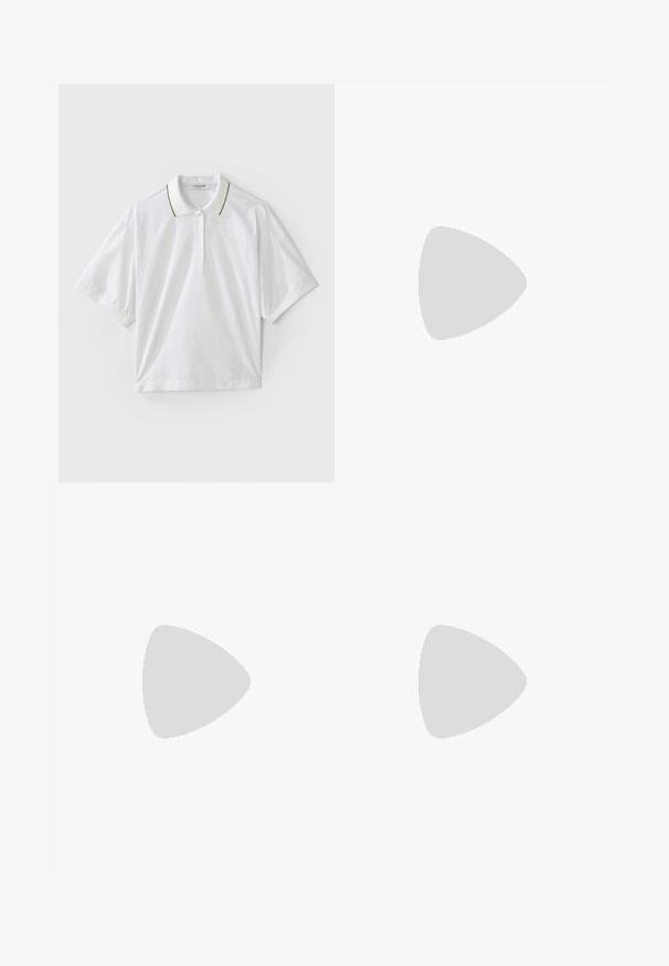 Camisa polo branca de mangas curtas, com um placket com botões, detalhes em verde e amarelo na gola e malha nas laterais. Logótipo da LACOSTE presente.; Cuecas de algodão azul claro com uma cintura canelada e textura de malha de cabo. A frente e as costas apresentam riscas horizontais nas bordas.; Sapatilhas brancas de cano baixo com solas grossas e atacadores, apresentando detalhes perfurados nas laterais e na área do dedo do pé, exibidas sobre um fundo branco.; Bolsa de ombro em couro preto liso com parte superior curvada, uma alça, fecho de zíper e pequeno emblema prateado no centro frontal.