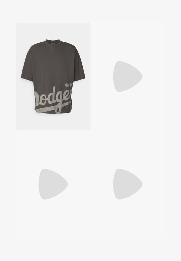 New Era MLB LOS ANGELES DODGERS OVERSIZED T-SHIRT - T-Shirt sport - black; I jeans in denim marrone presentano un design testurizzato a gradiente con sbiaditure più chiare. Inclusi quattro tasche e accenti in metallo argentato.; Bottino nero in pelle con punta arrotondata, texture liscia e design con tacco spesso. Presenta un accento argentato sul tacco.; Marsupio nero realizzato in nylon; dotato di una tasca con zip frontale, strap regolabile e una patch con logo. Forma arrotondata con una texture liscia.