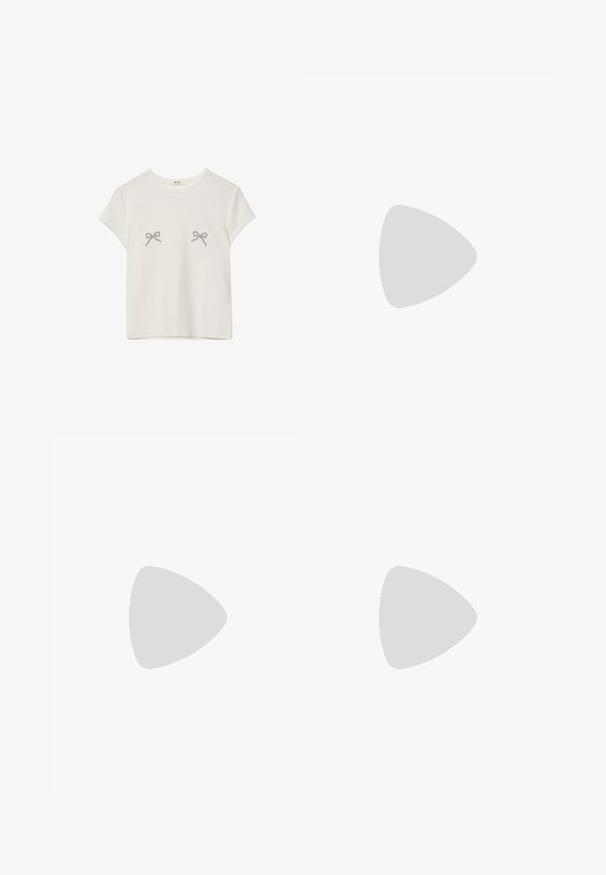 T-shirt bianca a maniche corte in cotone con due piccoli disegni di fiocchi neri sul davanti, dotata di un classico scollo rotondo e una vestibilità comoda.; Pantaloni corti beige con elastico in vita e coulisse, caratterizzati da una vestibilità comoda e una texture liscia. Nessuna tasca visibile o motivo decorativo.; Pompa slingback in pelle lucida marrone con punta affusolata, tagli aperti e tacco sottile. Presenta una fascetta con fibbia regolabile.; Borsa a tracolla in pelle intrecciata marrone con una forma triangolare morbida. Presenta una maniglia intrecciata e una chiusura con zip lungo la parte superiore.