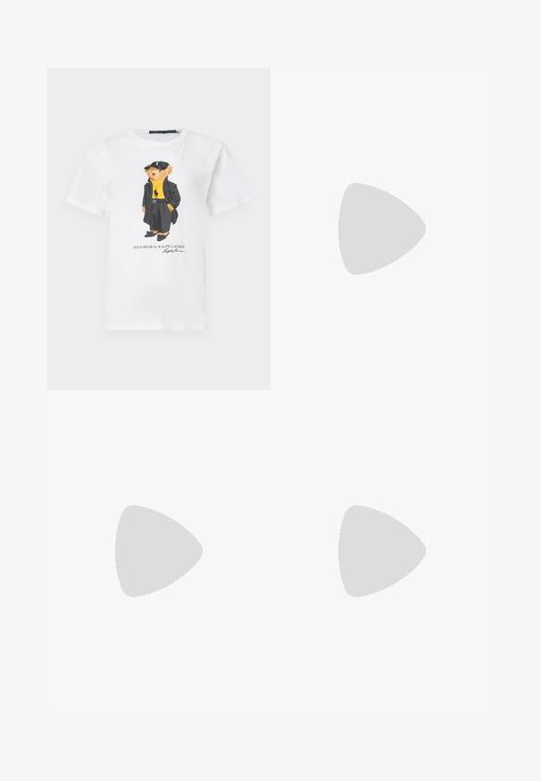 Fehér pamut póló, amelyen egy fekete kabátot és sapkát viselő mesebeli medve látható, sárga garbóval és fekete cipővel. A szöveg: "Polo Bear by Ralph Lauren".; Barna, bő szárú pamutnadrág, foltrészletekkel, gombos záródással és ferde zsebekkel az elején. Simogató tapintású, laza kialakítású.; Fehér bőr sportcipő bordó részletekkel, kerek orr, dombornyomott logó és lapos fűzők. Texturált talp és sima felületű részletek.; Barna bőr válltáska ívelt formával, arany kiegészítőkkel, felső zár részlettel és logóval díszítve. Simább textúra és varrott szélek.