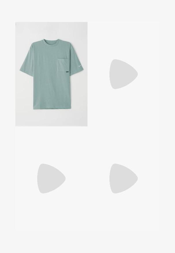 Ljusgrön bomulls-t-shirt med kortärmar, rund urringning och bröstfickan. Har en liten logotyp på ärmen. Slät textur.; Ljust beige sportshorts med elastisk midja, grå kantning och sidofickor med ett mönstrat design. Tillverkade av andningsbart material.; Ljusblå och brun flerkomponentssko med svarta detaljer, texturerad yta, rund tå, snörning och en hälpulltab för enkel påtagning.; Svart ryggsäck med en triangel-logotyp, 26L kapacitet, dragkedjestängning, texturerad nedre panel och kontrasterande röda detaljer för extra stil.