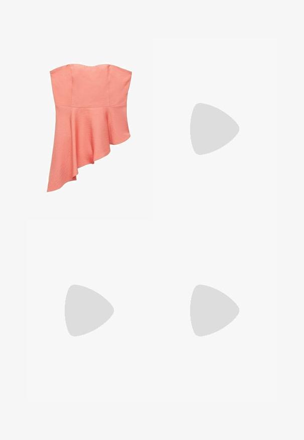 Top corail sans bretelles avec une finition texturée, présentant un ourlet asymétrique qui tombe avec élégance. Pas de fermetures ou d'embellissements visibles.; Shorts en coton beige avec fermeture à glissière et bouton. Possède cinq poches et des détails de coutures subtils. Coupe régulière et design arrivant au genou.; Sandales en suédine beige avec deux sangles réglables, présentant des accents de quincaillerie en cuivre et un pied en liège pour le confort, montées sur une semelle extérieure texturée.; Sac à main en cuir marron avec une forme conique, des poignées robustes et des coutures blanches contrastées. Dispose d'une bandoulière amovible pour plus de polyvalence.