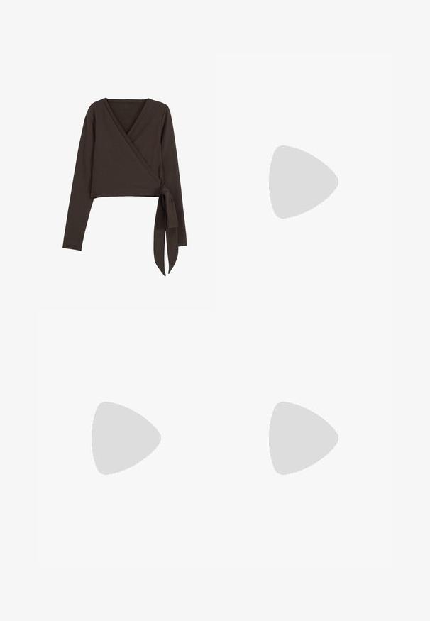 Braunes Langarm-Wrap-Top mit tiefem V-Ausschnitt und seitlichem Bindeband. Hergestellt aus weichem, dehnbaren Stoff mit glatter Textur.; Braune, hoch taillierte Leggings aus dehnbarem Stoff, mit einer glatten Textur und einer figurnahen Silhouette, ohne sichtbare Muster oder Beschläge.; Weißer Sportschuh mit einer strukturierten Oberseite, flacher Schnürung und ausgeprägter Gummisohle mit vertikalen Rillen. Mit einem Logo an der Seite.; Helle beige Stoff-Umhängetasche mit gefaltetem Design, verstellbarem Schulterriemen und Reißverschluss. Weiche Textur, runde Form, minimalistischer Stil.