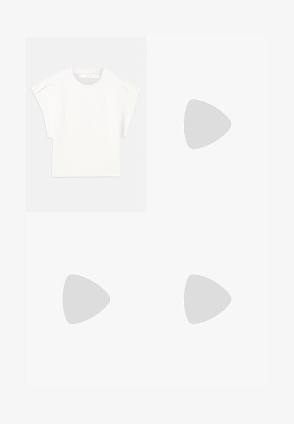 Balta kaste formas T-kreklā ar īsām piedurknēm. Izgatavots no gluda auduma, ar apaļu izgriezumu un nelieliem plecu akcentiem. Vienkāršs dizains.; Baltas augstās jostas wide-leg džinsus, kas izgatavoti no denima, ar pogu slēdzeni un tradicionālām kabatām priekšā un aizmugurē.; Brūni ādas sandeļi ar plānām siksnām, zeltītu apļa akcentu un plakanu zoli. Minimalistisks dizains ar regulējamu sprādzi.; Brūna un bēša ādas rokassoma ar austu šaha laukuma rakstu un pītām rokturiem uz baltas fona.