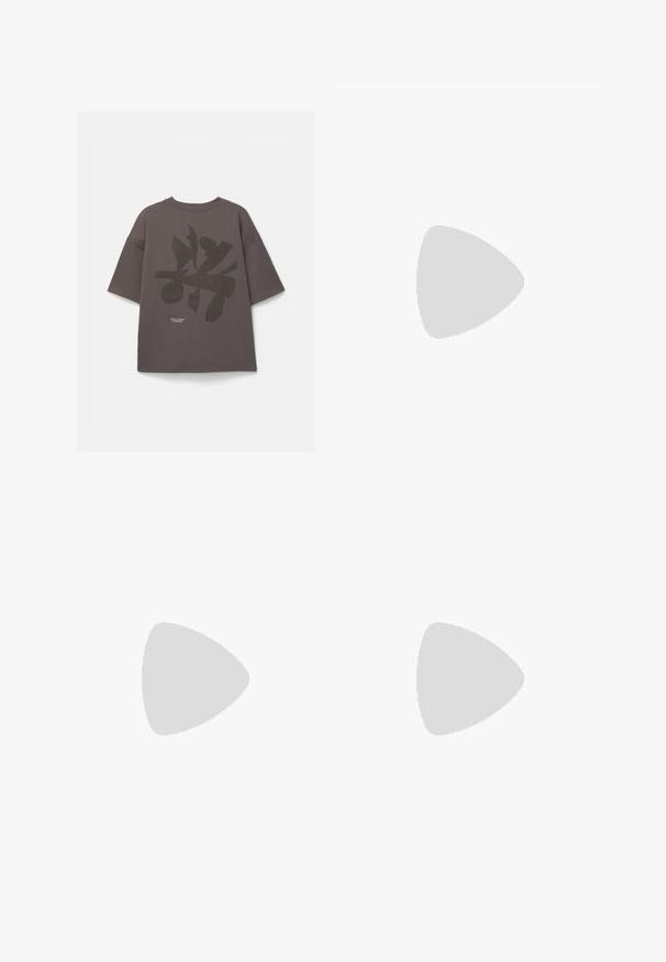 Siva oversized majica s kratkim rukavima, koja sadrži veliki tamni print na leđima i mali tekstualni detalj blizu donjeg ruba.; Sive trenerke s elastičnim pojasom, vezicom i bočnim džepovima. Mekani materijal, široki kroj i suptilan detalj s logotipom sa strane.; Tamnozeleni tenisice s glatkom gornjom, svijetlosmešim međupodnom i gumenom potplatom. Imaju zaobljen vrh i minimalno brendiranje na peti.; Crne sunčane naočale s osmerokutnim okvirom, tamnim lećama, sjajnom završnom obradom, tankim plaštem i zlatnim detaljima na prednjem dijelu.