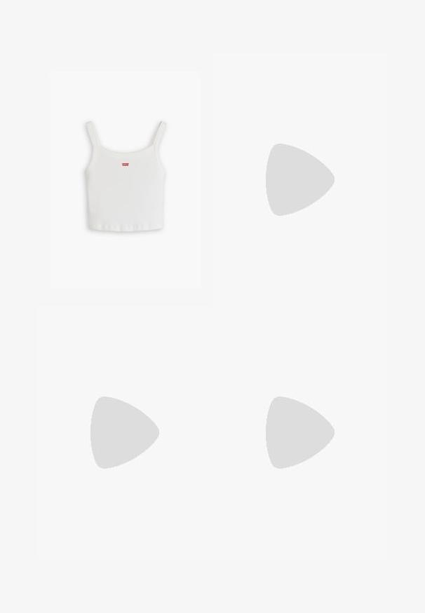 Vit ribbad linne med tunna axelremmar, prydd med en liten röd Levi's-logotyp framtill. Enkla, åtsittande design med rak fåll.; Vita vida byxor i denim med platt framfällning, två främre fickor och knappstängning, med en rakt skuren ben och utan synliga mönster.; Beige mockasin-sko i mocka med stängd tå, minimal sömnad och ett dekorativt band med guldfärgad detalj. Platt klack.; Sköldpaddsmönstrade solglasögon med en rund, kraftig ram och bruna linser. Har subtila mönster och raka, avsmalnande skalmar.; Röd glansig läderhandväska med triangulär form, bred öppning upptill och ett enda krökt handtag. Slät textur med minimala sömnadsdetaljer.