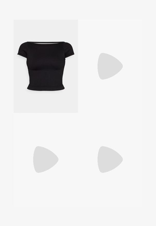 BDG Urban Outfitters ALICIA BACKLESS  - Potiskana majica - black (as sample); Črne denim hlače s kontrastnim belim šivom, petimi žepi in oznako na strani. Standardna kroj, ravne nogavice.; Svetlo lilaste semiš teniske z belimi detajli, ravne vezalke in debel bel podplat, oblečene s svetlimi nogavicami in širokimi demin hlačami.; Srebrni obroči za ušesa z gladko, polirano površino. Okrogla oblika in varna zaponka s klikom. Lahka zasnova, primerna za vsakodnevno nošenje.