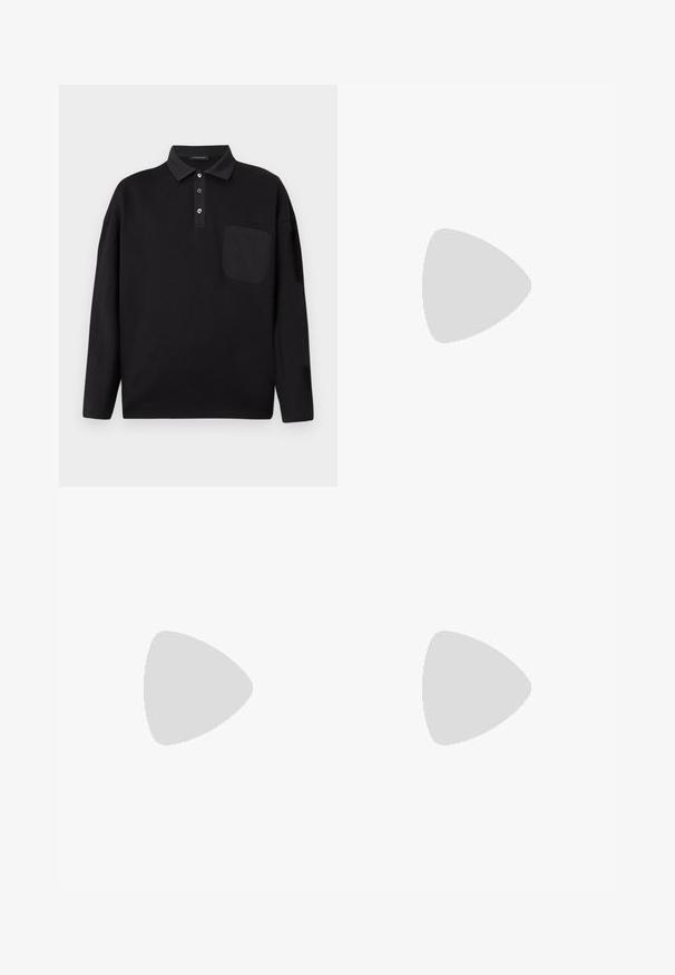 Zwarte langarm polo met knoop-kraag, borstzak en subtiele "Les Benjamins" logo op de linkerborst.; Leren broeken in donkergrijs met een gladde textuur, rechte snit, vijf zakken en accenten in zilverkleurige hardware voor sluiting.; Witte leren sneaker met een gestructureerde afwerking, ronde neus, beige rubberen zool en zes grijze vetersleuven, met onopvallende branding aan de zijkant.; Zwarte leren tote bag met een gestructureerde vorm, voorzien van twee lange handvatten en een V-vormige naaddetail aan de voorkant. Gladde textuur.