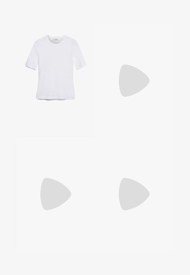 Bijela majica s kratkim rukavima izrađena od rebraste tkanine. Okrugli izrez, klasičan kroj i suptilni detalji šivanja. Bez uzoraka ili grafika.; Plave pidžama hlače s maštovitim uzorkom koji uključuje krave, mitska bića i nebeske elemente; elastična waistband i široke nogavice.; Crne kožne baletanke s zaobljenim vrhom, glatke teksture, minimalnim detaljima šavova i fleksibilnim dizajnom potplata.; Smeđa kožna torba s preklopom, zlatnim detaljima, remenom za nošenje preko ramena i glatkom teksturom. Kompaktni pravokutni oblik.