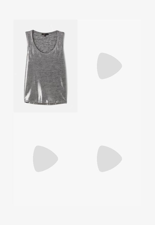 Szürke ujjatlan trikó, lekerekített nyakkivágással, enyhén fényes anyagból készült, sima tapintású és szabványos illeszkedésű.; Fekete, bő szárú nadrág, strukturált felülettel, csillogó mintával. Normál derékrésszel és fém gombos díszítéssel ellátva.; Fekete magassarkú szandál, több keskeny pánttal, slingback fazonnal és ezüst szegéllyel a sarkon. Simább anyagú felsőrész és négyzet alakú sarok.; Fekete lakkbőr kézitáska téglalap alakú, láncos vállpánttal és középen egy jellegzetes fém díszítéssel. Simaszerkezet.