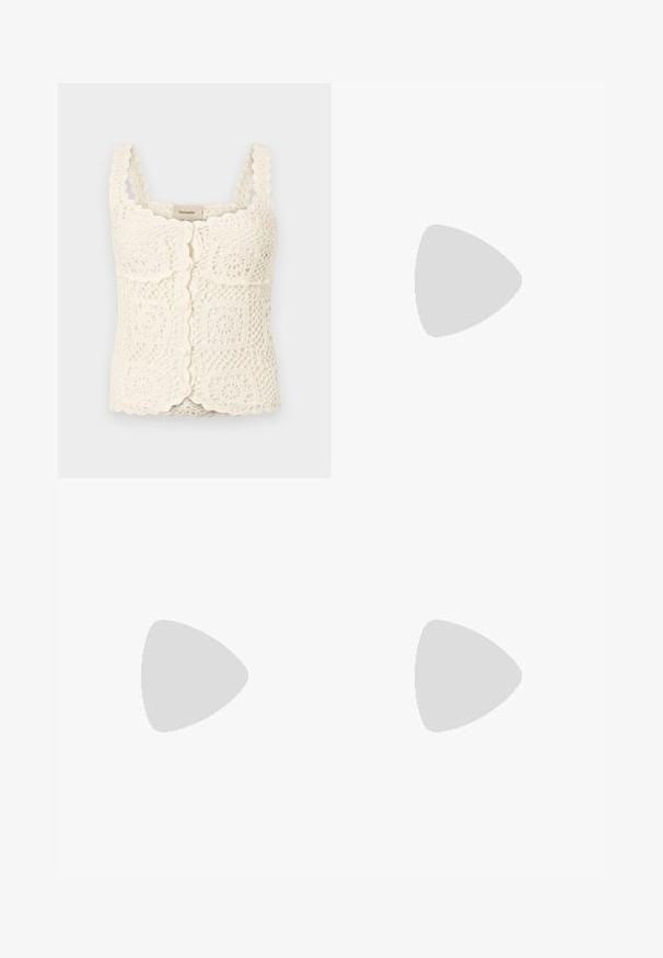 Tejített, csipkés felső, fodros élekkel és négyzetes motívumokkal. Állítható pántokkal és gombos zárással rendelkezik. Könnyű, texturált anyagból készült.; Fekete midi szoknya, piros és türkiz színű színes virágmintával, megkötős derékrésszel és redőzött kialakítással, amely extra textúrát ad.; Fehér bőr, magassarkú cipő hegyes orral, bokapánttal és vékony tűs sarkal. Simaszövet, finom fényes felülettel.; Barna bőrtáska hullámos dizájnnal, két kör alakú arany díszítéssel és levehető vállpánttal a sokoldalú hordozhatóság érdekében.