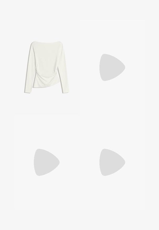 Haut à manches longues blanc pour femme avec un décolleté bateau, des détails froncés à la taille et une silhouette légèrement ajustée.; Shorts en denim noir avec des ourlets effilochés, taille haute, cinq poches et une fermeture à boutons. La texture abîmée ajoute de l'intérêt visuel.; Sandale noire à talons aiguilles avec un design de sangle nouée, orteils ouverts et un talon mince. Texture lisse avec des accents dorés sur les sangles.; Sac à épaule en cuir verni noir avec une forme incurvée, texture lisse et fermeture à cordon, porté avec un pull texturé rouge-vert.
