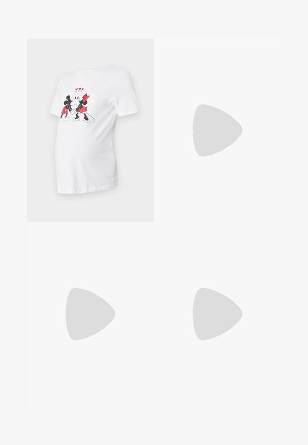 Bijela majica za trudnice s grafikom Mickeyja i Minnie Mouse, crno-crvenim detaljima, kratkim rukavima i opuštenim krojem.; Svijetlo prani traperice s elastičnom trakom u struku, ležeran kroj i suženi kroj nogavica. Ima blago istrošen izgled i klasičan stil s pet džepova.; Bijela tenisica sa glatkim sintetičkim gornjim dijelom, perforiranim prednjim dijelom, ravnim vezicama i teksturiranom potplatom, prikazana na drvenoj površini.; Smeđa suđena torba s mekanom teksturom, s jednim remenom za rame i suptilno zakrivljenim gornjim otvorom. Nema vidljivih dijelova od hardvera.