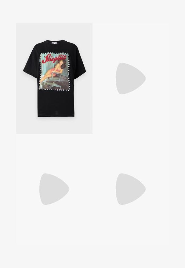 Tricou negru din bumbac, cu un print vintage colorat reprezentând o femeie pe un scaun, înconjurată de un model în dungi. Guler rotund, croială lejeră.; Jeans din denim cu un design cu picioare largi, material în două nuanțe de albastru cu secțiuni de culoare distincte, talie medie și stil standard cu cinci buzunare.; Balerini din piele neagră, cu vârf rotund, textură netedă, detalii de cusătură minimale și un design al tălpii flexibil.; Geantă de piele neagră cu un design curbat, dotată cu studuri argintii, o cataramă și două buzunare laterale. Curea ajustabilă pentru opțiuni de transport.