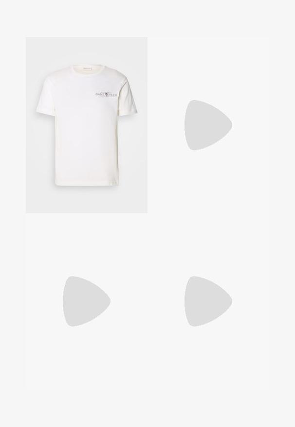 T-shirt de algodão branco com decote redondo, mangas curtas e logotipo impresso. Apresenta um design minimalista e um corte relaxado.; GANT REG SHIELD  - Calças de fato de treino - milky matcha; Sapatilhas brancas com um cabedal em couro liso, bico redondo e sola plana. Detalhe preto no calcanhar, com atacadores tonais e uma marcação minimalista.; Óculos de sol pretos e dourados com formato quadrado, armação metálica, lentes cinza-escuras e ponteiras pretas. Apresenta um design de ponte dupla.