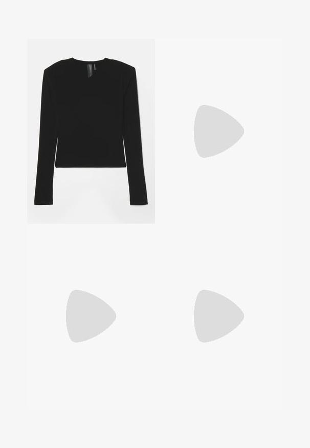 Čierny top s dlhým rukávom vyrobený z elastického materiálu s výstrihom do V a priliehavým strihom, so hladkou textúrou a skrátenou dĺžkou.; Čierne nohavice s rozšírenými nohavicami a hladkou textúrou, s dekoratívnymi prvkami na oboch stranách a rozparkami na leme.; Čierna lodička s špicatou špičkou a lakovanou textúrou krokodíla, s elegantným dizajnom, vysokým stiletto podpätkom a hladkým čiernym interiérom.; Čierna kožená kabelka s zakriveným dizajnom, doplnená striebornými cvočkami, prackou a dvoma bočnými vreckami. Nastaviteľný popruh poskytuje rôzne možnosti nosenia.