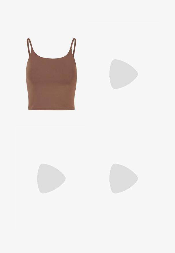 Top crop marrone realizzato in tessuto liscio con spalline sottili e regolabili. Presenta un collo rotondo e una silhouette aderente.; Shorts lavorati a maglia con strisce grigie e marroni. Presentano una vita aderente e una texture liscia, con un blocco di colori ben definito.; Sneaker metallica argento con accenti e lacci bianchi. Presenta una superficie testurizzata, punta rotonda e una suola in gomma con un motivo per una migliore aderenza.; PARFOIS SHOULDER BAG AU NATUREL S - Borsa a mano - ecru