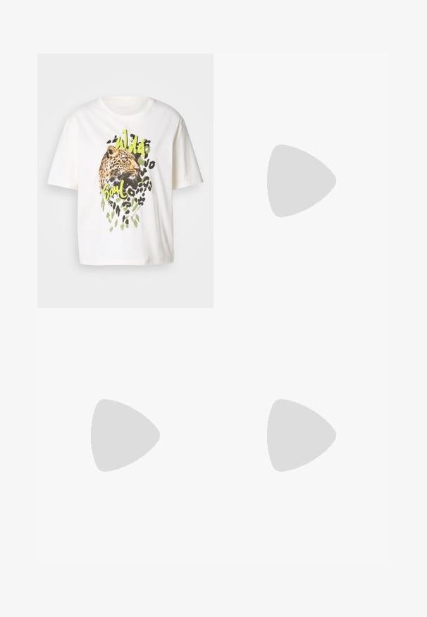 T-shirt de algodão branco com um gráfico de leopardo com acentos verdes e as palavras "Alma Selvagem." Mangas curtas, corte relaxado e textura suave.; Calças vermelhas feitas de um tecido suave com um padrão floral branco. Têm um corte ajustado, cintura alta e comprimento cropped.; Saltos slingback em couro preto com bico fino, apresentando um salto esguio e um detalhe em tom dourado na alça ajustável. Textura suave.; Mala de mão branca em pele com uma forma curva, apresentando um logo "CK" em relevo na frente e uma alça de ombro única. Fecho com zíper na parte superior.