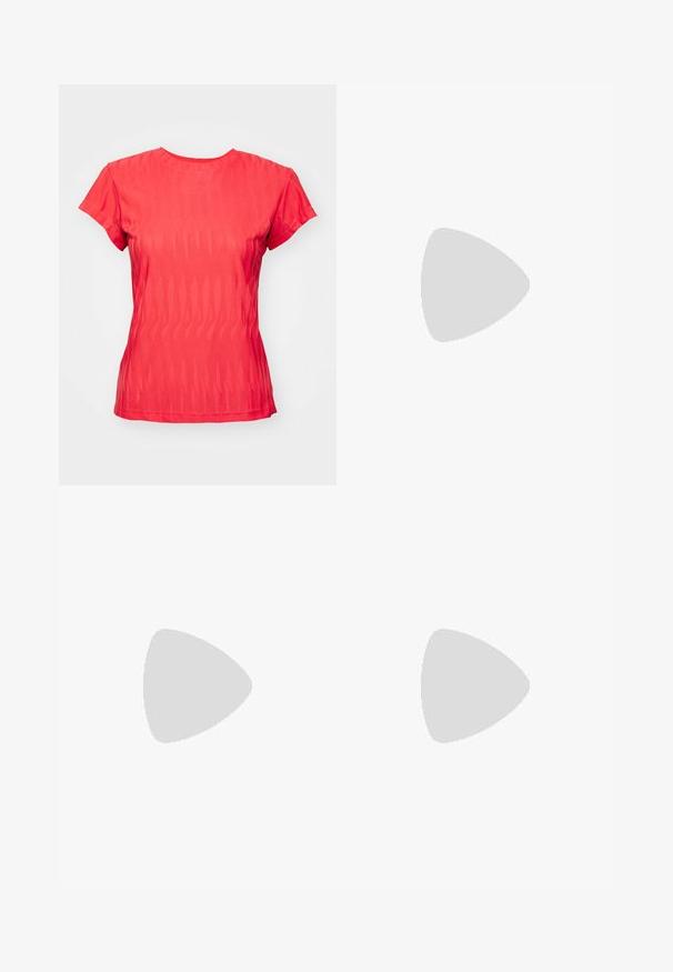 Rdeča kratkovrata majica z teksturirano valovito vzorčno, okroglo ovratnikom in rahlo ohlapnim krojem. Tkanina je videti lahka in zračna.; Rdeča plisirana krila s širokim pasom, izdelana iz lahkega materiala. Ima vertikalne plisirane oblikovane po celotnem oblačilu.; Črna krila do kolen z bočnim razporkom, v kombinaciji s črnimi loaferji in prosojnimi rjavimi nogavicami, ki imajo gladko tkanino in preprost dizajn.; Srebrni obroči za ušesa z gladko, polirano površino in tanko, okroglo obliko. Oblikovanje vključuje varen zaponko.