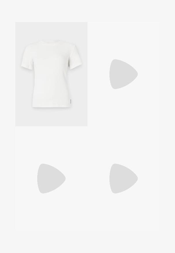 T-shirt à manches courtes côtelé blanc avec un col rond. Texture douce, design ajusté et détails de couture minimalistes.; Jeans noirs taille haute avec jambes évasées, fermeture par bouton et zip à l'avant, et style à cinq poches sur fond blanc.; Baskets en suède noir avec des accents et des lacets blancs, présentant une épaisse semelle blanche et des coutures contrastantes, associées à une chaussette blanche.; Sac en forme de cœur noir en cuir verni avec une poche avant dotée d'une fermeture à boucle et d'une bandoulière amovible. Accents en métal argenté.