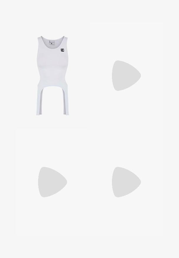 Witte sporttanktop met een nauwsluitend ontwerp, uitsnijdingen aan de zijkanten en een zwart geborduurd logo. Gemaakt van rekbaar, soepel materiaal.; Zwarte geplooide rok met een witte geweven trekkoord in de taille. Gemaakt van zachte stof, met een gladde textuur en een eenvoudig, klassiek ontwerp.; Witte platform sandalen met brede banden, gemaakt van glad materiaal, met een verstelbare achterband en een uitgesproken zool. Minimalistisch ontwerp.; Zwarte zonnebril met een wrap-around ontwerp, donkergetinte glazen, glanzende stervormige accenten en verstelbare neussteunen.; Rode leren handtas met een hoekig, geometrisch ontwerp. Beschikt over een enkele verstelbare schouderriem en een klepclosure met gestikte details.