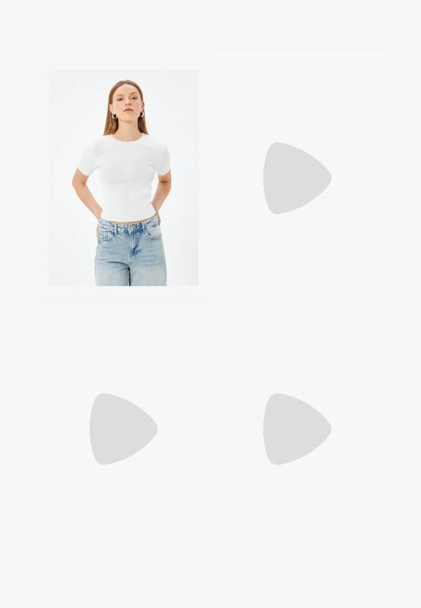 Top fitted bianco a righe con maniche corte e scollo rotondo, abbinato a jeans a vita alta di colore blu chiaro, con tasche classiche e bottone.; Gonna mini nera a strati con design arricciato, tessuto morbido e vita elastica per il comfort. Tessuto fluido con strati sovrapposti.; Stivali in suede color cammello al ginocchio con punta a punta, tacco impilato e dettaglio di cuciture lungo i lati. Texture liscia e design strutturato.; Pilgrim DREAM - Collana - gold plated