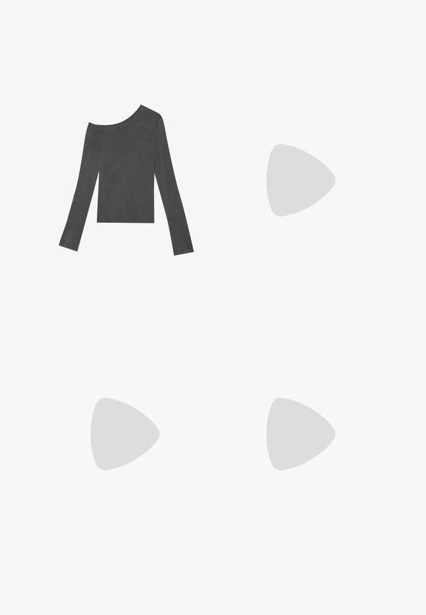 Top gri, cu mâneci lungi și design off-shoulder. Fabricat dintr-un material moale, cu o textură netedă și un tiv drept.; Pantaloni negri evazați cu talie ajustată, dintr-un material neted, cu fante laterale la margine pentru un plus de detaliu și mișcare.; Pantofi cu toc slingback din piele lacuită neagră, cu vârf ascuțit și toc geometric. Prezintă un design elegant, minimalist și o textură netedă.; Geantă din piele neagră, cu o formă curbată, curea detașabilă și accesorii aurii. Geanta are un capac cu un detaliu tip cataramă.