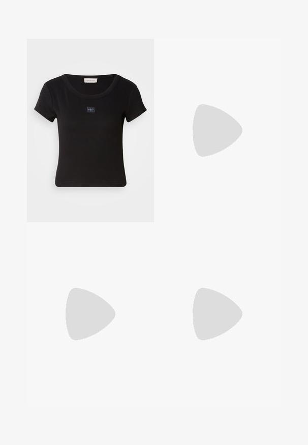 T-shirt nera a maniche corte con una texture a coste, dotata di una piccola toppa logo sul petto e un colletto rotondo.; Gonna a righe bianca con strisce verticali rosse, dotata di vita elastica, bottoni frontali e un taglio dritto, design lungo fino al ginocchio.; Mocassini in pelle nera con finitura testurizzata, caratterizzati da una fascia rettangolare sulla parte anteriore e un design di suola spessa e scanalata.; Borsa a tracolla rossa in pelle con forma slanciata e arrotondata. Presenta una singola tracolla regolabile e una texture liscia con dettagli di cucitura sottili.