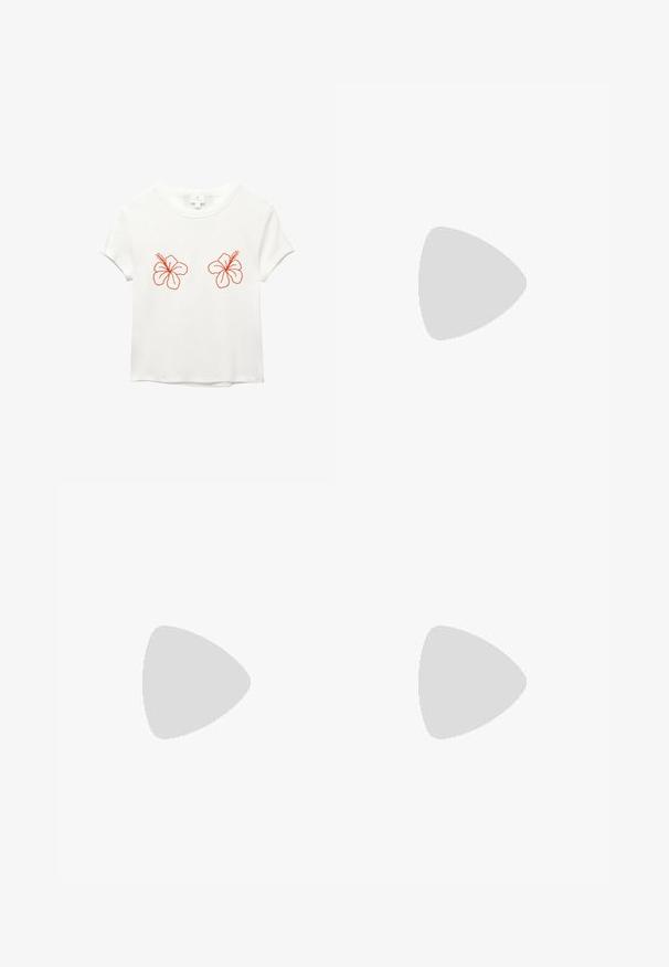 T-shirt blanc à manches courtes présentant deux fleurs d'hibiscus orange brodées à l'avant. Tissu doux avec une coupe décontractée et un col rond.; Shorts en denim de couleur bleu moyen avec une coupe ample. Comprend deux poches arrière et un ourlet propre. Fabriqué en tissu denim robuste.; Chaussures plates noires avec un design à bout carré, fabriquées en cuir lisse, dotées d'une seule sangle sur le pied, avec un petit accent décoratif.; Lunettes de soleil rondes teinte brun avec une monture bordeaux brillante. Branches fines avec un détail de marque subtil. Design de verres plats.; Sac en cuir rouge avec une poche frontale zippée, logo en relief, et une bandoulière cloutée. Texture douce, forme rectangulaire.; Une pile de deux anneaux ; le dessus est en ambre avec des tourbillons, et le dessous est beige clair ; les deux sont en résine lisse et brillante.