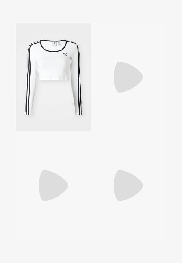 Bela dolga majica s kratkimi rokavi in črnimi črtami na rokavih, okrogel ovratnik in majhen črn logotip na prsi. Gladka tekstura tkanine.; Modre atletske hlače s pink stranskimi črtami. Elastični pas in nalepka z logotipom na levi nogi. Gladek, lahek material z udobnim krojem.; Črne visoke superge z visokim dizajnom, narejene iz platna. Imajo bele vezalke, šivanje in gumijast podplat z zaščito za prste.; Srebrni uhani v obliki srca vsebujejo fasetirane prosojne kamne ter teksturiran okvir. Komplet vključuje stenske in viseče sloge.