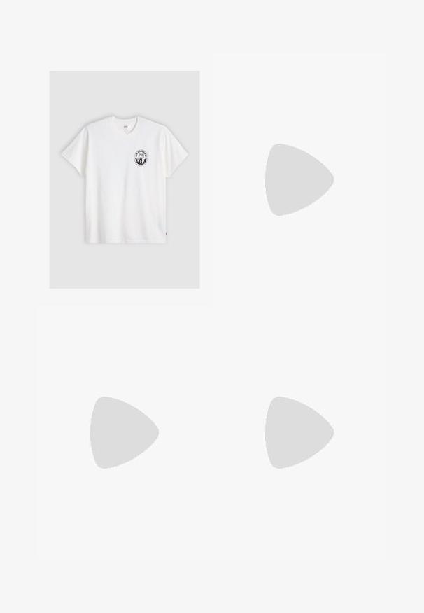Camiseta de algodón blanca con mangas cortas, cuello redondo y un logo circular negro en el lado izquierdo del pecho con un diseño estilizado.; Shorts de mezclilla azul claro con bajos deshilachados, botón frontal, cierre de cremallera, pasadores para cinturón y diseño de cinco bolsillos.; Zapato negro de cuero sin cordones con un upper suave, detalles de costura, punta redonda y un bajo tacón de goma. La suela presenta una tracción mínima.; Bolso bandolera beige con una textura mate suave, forma rectangular, correa negra ajustable y un bolsillo delantero con cremallera. Marcado con "PIER ONE."