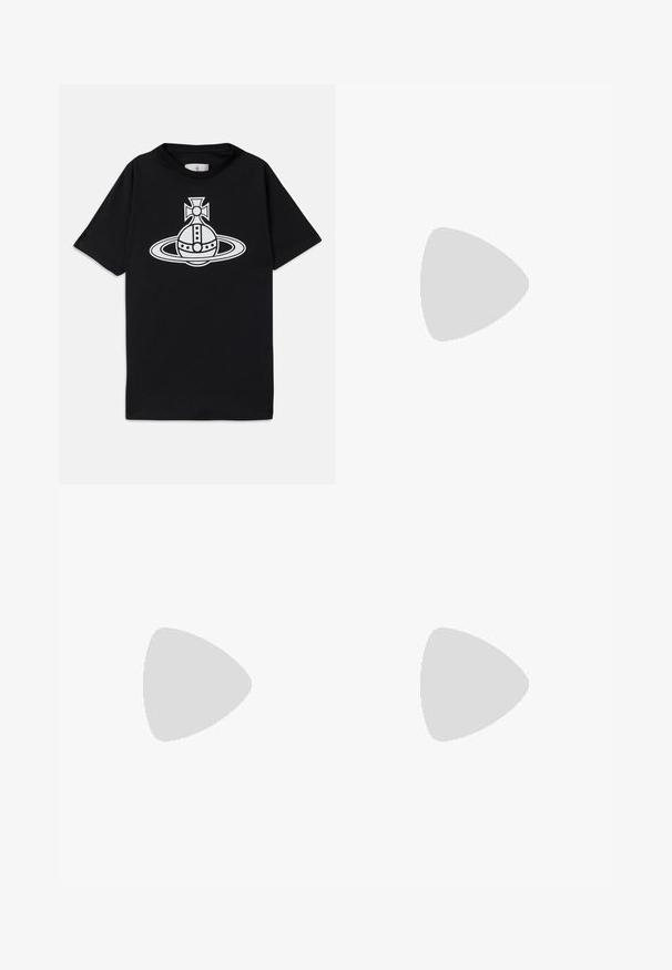 Juodas medvilnės T-shirt su trumpomis rankovėmis, turintis baltą grafikos dizainą, vaizduojantį planetą su žiedais ir kryžių viršuje.; Juodos plačios kelnės iš medvilnės su aukštu liemeniu, priekinėmis kišenėmis, sidabriniu mygtuku ir švariu apdailos kraštu.; Juoda odinė vyriška loaferių pora su žemu kulnu ir klasikinio centrinio dirželio dizainu, parodyta šoninėje profilio pusėje ant baltos fono.; Juodas odinis pečių krepšys su tekstūruotu paviršiumi, metalinės detalės, reguliuojama dirželė ir užsegimas su užlenkimu, kuriame yra sagties detalės.