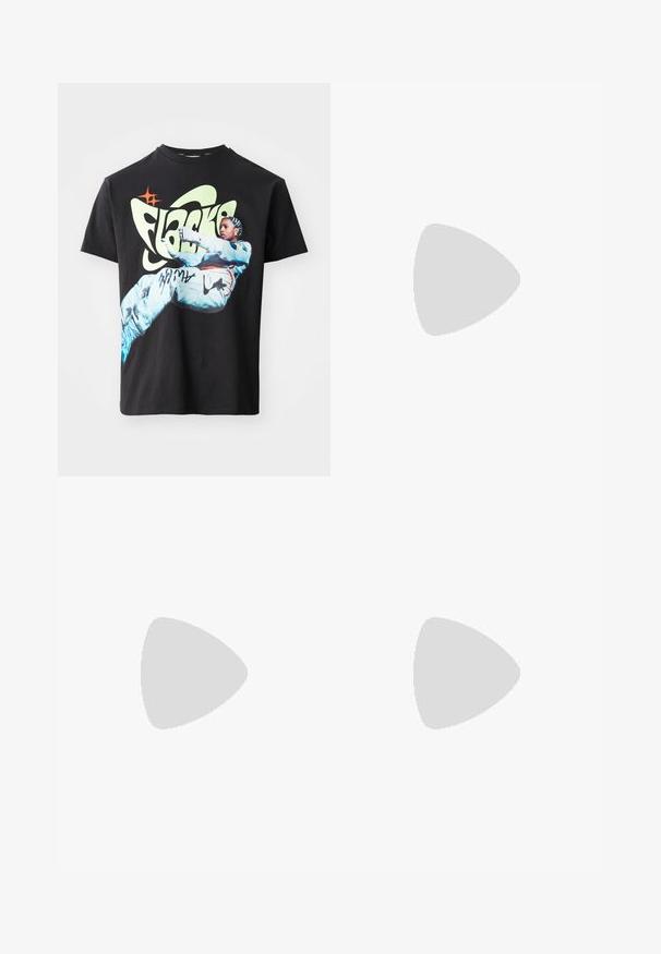 T-shirt nera in cotone con una stampa grafica colorata di una figura in tuta da astronauta con la parola "Flocka" in caratteri in grassetto.; Pantaloni sportivi beige chiaro realizzati in tessuto morbido, con una fascia elastica in vita e due loghi: un emblema nero circolare e un grafico blu.; Sneaker leggera con tomaia in rete e camoscio in morbide tonalità crema, dotata di una suola spessa e di accenti tridimensionali.; Occhiali da sole con montatura metallica argento, lenti blu rettangolari e stanghette sottili. Presentano accenti blu sulle punte delle stanghette.
