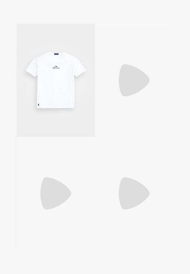 Bijela pamučna majica s okruglim izrezom, kratkim rukavima, crnim vezom "Polo Ralph Lauren" logotipom na prsima i malim crnim logotipom na rubu.; Bijela košulja na dugih rukava od pamuka. Ima oštar ovratnik, dugačke rukave i mali mornarski logotip na prsima. Glatka tekstura.; Svijetlosivi pamučni šortsi s ravnim prednjim dijelom, kopčanjem na gumb, dva bočna džepa i ravnim krojem. Glatka tekstura, duljine do koljena.; Crne niske tenisice s smešnim potplatom, vezanjem sprijeda, čevron detaljima sa strane i bijelim delom na peti, prikazane u desnom profilu na sivoj pozadini.