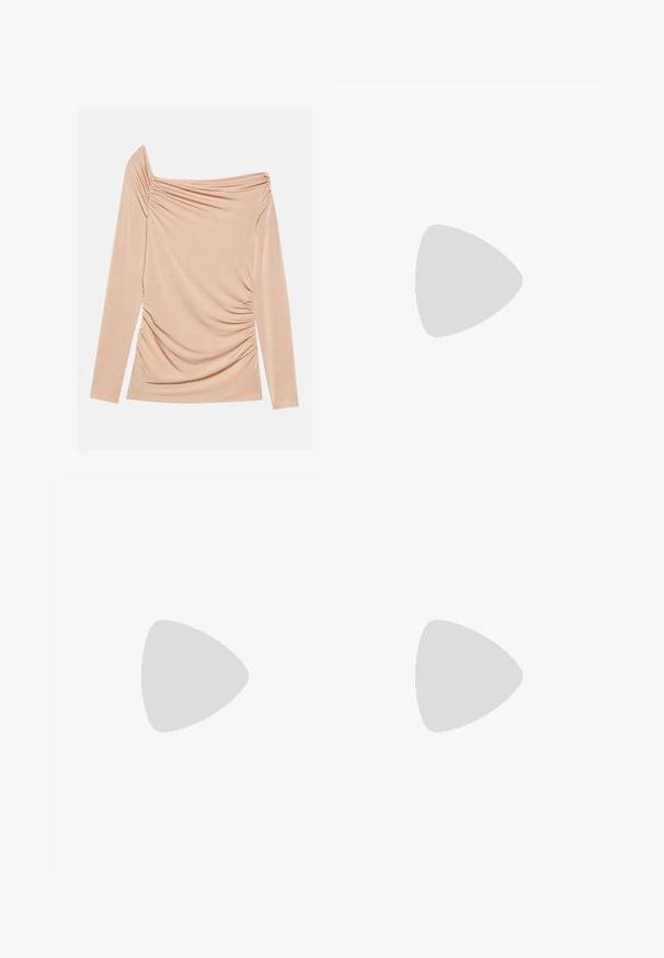 Top de manga larga, con diseño off-the-shoulder en un tono beige claro, que presenta tejido fruncido en los laterales y una textura suave. Sin logotipos ni patrones visibles.; Pantalones color crema con un corte ajustado, que presentan una pierna recta, tejido suave, pliegues frontales y un dobladillo limpio. Diseño minimalista.; Bota de cuero marrón claro hasta la rodilla con un diseño arrugado, puntera redondeada y un tacón grueso apilado. Presenta un detalle de broche en la parte superior.; Bufanda blanca de lana, forma rectangular, textura suave, con extremos con flecos para un detalle añadido.; Bolso bandolera de cuero marrón con forma curvada, herrajes dorados y un acento de hebilla. Incluye una correa de hombro desmontable.