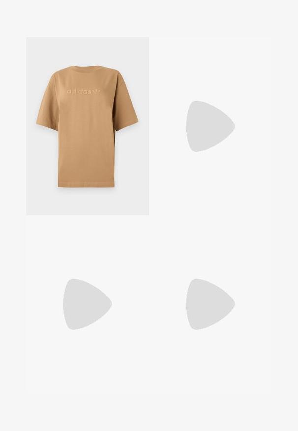 Hnědý bavlněný tričko s krátkým rukávem a kulatým výstřihem. Obsahuje vyvýšené logo "adidas" a emblém trefoil ve stejné barvě.; Beige široké kalhoty s vertikálními pruhy, se předními kapsami, sklady a šitým pasem pro strukturu.; Hnědá semišová sportovní bota s bílými pruhy, kulatou špičkou, šněrováním a gumovou podrážkou. Texturovaný svršek s švy.; Hnědá kožená taška přes rameno s hladkou texturou, otevřeným designem a dvěma ramenními popruhy. Obsahuje minimální švy a žádné viditelné kovové prvky.