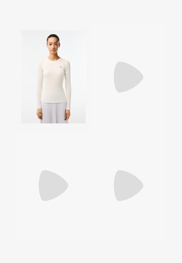 Bílý dlouhý rukáv top s ribbovanou texturou a kulatým výstřihem, s malým zeleným logem na levé straně. Hladký povrch látky.; Lacoste Teplákové kalhoty - sinople; Černé lakované tenisky s plochou krémovou podrážkou. Obsahují černé tkaničky, zlaté očka a detail loga na boku. Design s kulatou špičkou.; Bílá kožená kabelka s křivkovým tvarem, na přední straně s vyraženým logem "CK" a jediným ramenním popruhem. Zipový uzávěr na vrchu.