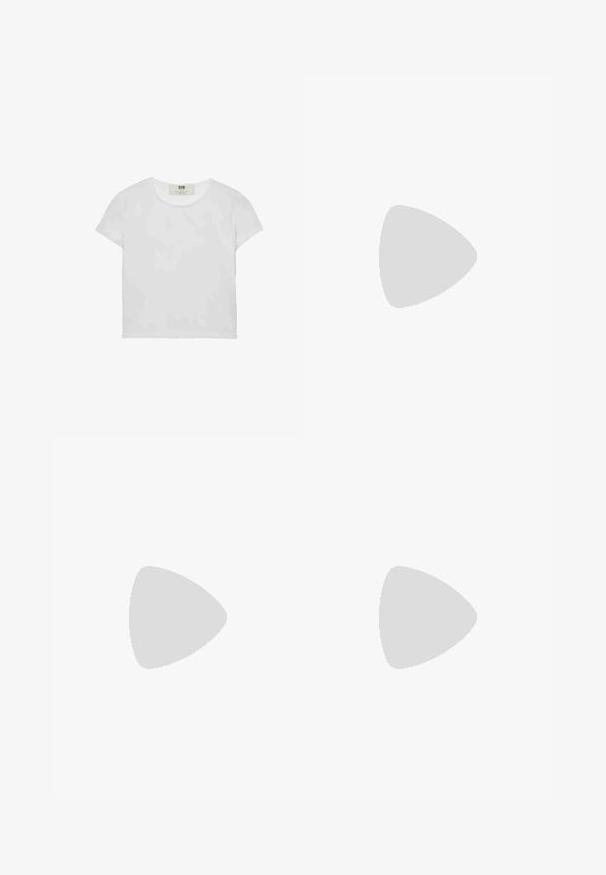 Kortærmet, rundhalset hvid t-shirt lavet af blød bomuld, med et simpelt, rent design uden synlige mønstre eller accenter.; Hvide bukser med bred ben i glat stof, der har en front knaplukning og plisserede detaljer. Flad frontdesign, ingen synlige lommer.; Friends Like These REGULAR FIT - TOE THONG FIT - Sandaler m/ tåsplit - gold; Hvid skuldertaske med en tekstureret overflade, et centralt spænde og en buet form. Lynlåslukninger på begge sider.