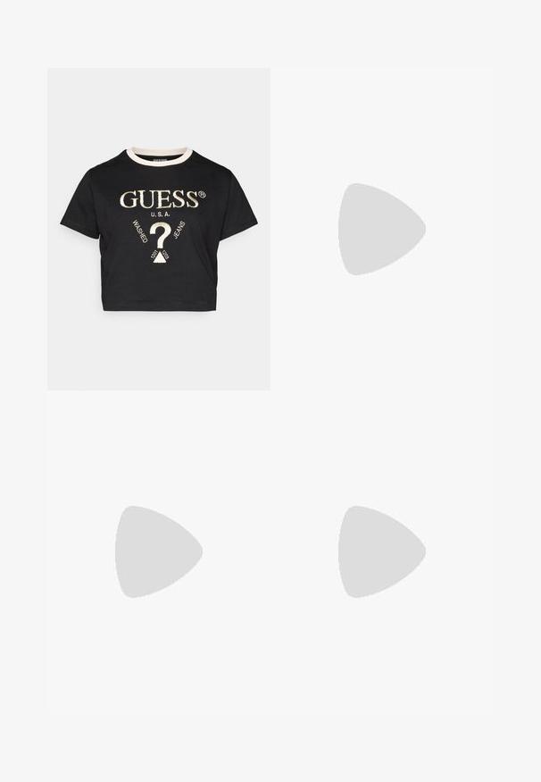 Lyhyt musta t-paita, joka on valmistettu puuvillasta ja jossa on valkoinen ribbireuna. T-paidassa on kultapainatus "GUESS U.S.A." -logosta sekä graafisista yksityiskohdista.; Tummansininen leggingit, joissa on korkea vyötärö, valmistettu sileästä ja joustavasta materiaalista. Sovitusmuotoilu, joka kapenee nilkoissa ilman kuvioita.; Mustat alustallar kengät, joissa on kiiltävä pinta, kohokuvioitu pääkallo-kuvio, hopeiset yksityiskohdat ja valkoinen kumipohja.; Musta synteettinen käsilaukku, jossa on kaareva muoto, kultaiset metalliosat ja kolmio-logo. Varustettu vetoketjusulkeisella ja säädettävällä hihnalla.
