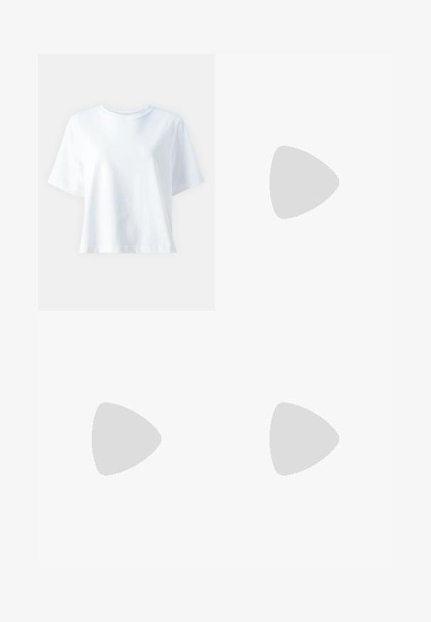T-shirt en coton blanc avec un col rond, des manches courtes, une coupe décontractée et une texture lisse. Aucune motif ni accent visible.; Shorts superposés en noir et blanc avec une taille smockée, un côté avec un motif zèbre et l'autre en tissu noir uni.; Sandale noire à lanières avec un bout carré et un petit talon bloc. Elle présente plusieurs fines lanières et une sangle de cheville ajustable. Fabriquée en cuir lisse.; Sac fourre-tout en cuir noir avec une texture lisse, une forme structurée, deux poignées et un détail en boucle argentée proéminent à l'avant.