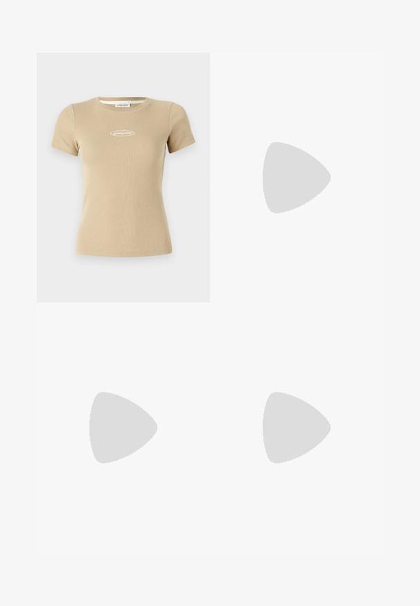 Beige ribbattu lyhyt hiha t-paita, jossa on pyöreä kaula-aukko ja valkoinen "guess jeans" -logo edessä. Pehmeä kankaan tekstuuri.; Beige leveleigt bukser lavet af bomuld, med knap- og lynlåslukning, fire lommer og en glat, struktureret overflade.; Calvin Klein Avokkaat - black; Musta käsilaukku, jossa on kaksinkertaiset lyhyet kahvat ja irrotettava olkahihna. Silkkinen nahkatunneinen materiaali, jossa on vetoketjukiinnitys ja logoyksityiskohta.