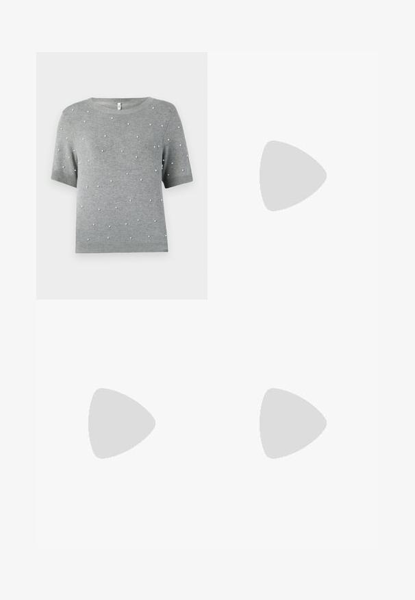 Grauer Kurzarmpullover mit Rundhalsausschnitt und verstreuten, perlenähnlichen weißen Akzenten. Weiche Stricktextur mit geripptem Saum und Ärmeln.; Schwarzer, kurzer, plissierter Rock aus einem glatten Stoff. Verfügt über einen elastischen Bund und eine ausgestellte Silhouette, die bis zur Mitte des Oberschenkels reicht.; Schwarze lacklederne spitze Schuhe mit Blockabsatz und Knöchelriemen, kombiniert mit grauen gerippten Beinstulpen und einem braunen Wildlederrock.; Grauer gerippter Croptop und olivgrüner Rock mit hoher Taille. Das Modell hält eine weiße Schultertasche mit Ausschnittdetails. Schlichte Gestaltung, taillierte Silhouette.