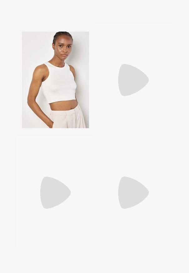 Apricot Top - white; Bermudas deportivas negras con una cinturilla elástica, ribete blanco y acentos en forma de diamante que presentan un logotipo en negro en los lados.; Zapatos deportivos negros y plateados con parte superior de malla y sintético, que presentan un diseño ondulante distintivo y un collar acolchado, con amortiguación de aire en la suela.; Bolsa de tela negra con un diseño en forma de V único y una textura suave. Presenta un asa corta con un detalle de hardware minimalista.; Guantes sin dedos negros hechos de material elástico, con un diseño de palma abierta, acentos antideslizantes y el logo de Nike en blanco.