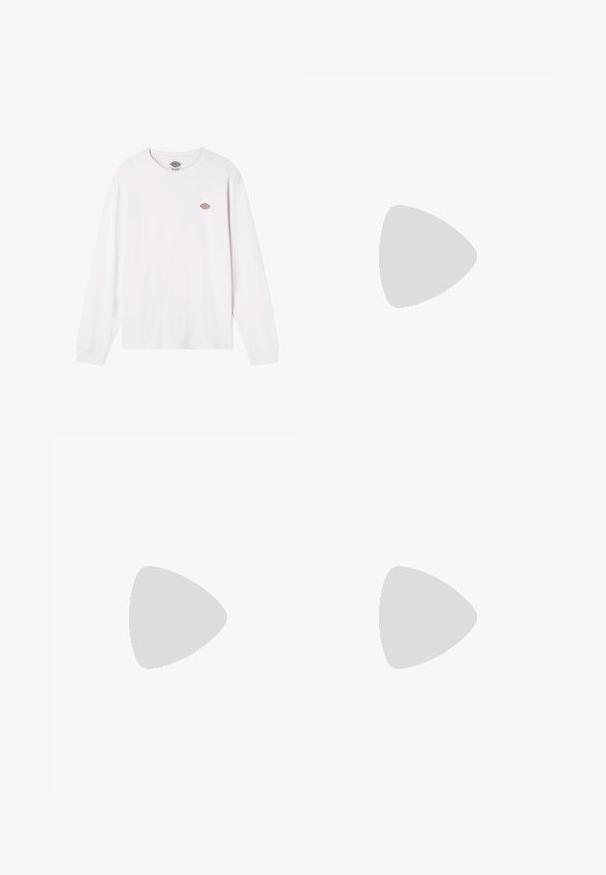 T-shirt de mangas compridas branca, feita de algodão. Apresenta um pequeno logotipo redondo multicolorido no peito. Design simples com punhos canelados.; Calças largas de ganga escura de cintura alta, com costura laranja em contraste, cinco bolsos e fecho de botão frontal.; Sapatilha atlética branca e azul-marinho com detalhes em vermelho, painéis em malha, colarinho acolchoado e design de sola distinto com unidades de amortecimento visíveis.; Mochila preta feita de um tecido durável, com duas alças de ombro, uma pega no topo e um bolso frontal com fecho. Logótipo na frente.