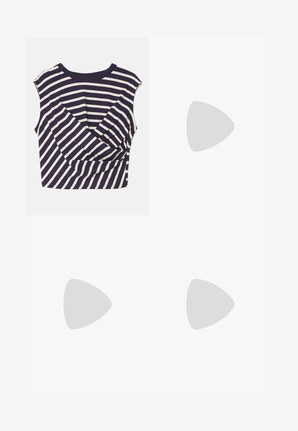 Baum und Pferdgarten JALIYAH - Top - blue; Een midi-rok met luipaardprint, gemaakt van zachte stof, met een split aan de voorkant, knoopsluiting en een aansluitende taille, in neutrale tinten met zwarte accenten.; Elleme ASYMMETRIC STRAP - Muiltjes met hak - white; Bruine leren handtas met een gebogen ontwerp, een crèmekleurige handgreep, gouden accenten en een afneembare schouderriem. Beschikt over witte stiksels.