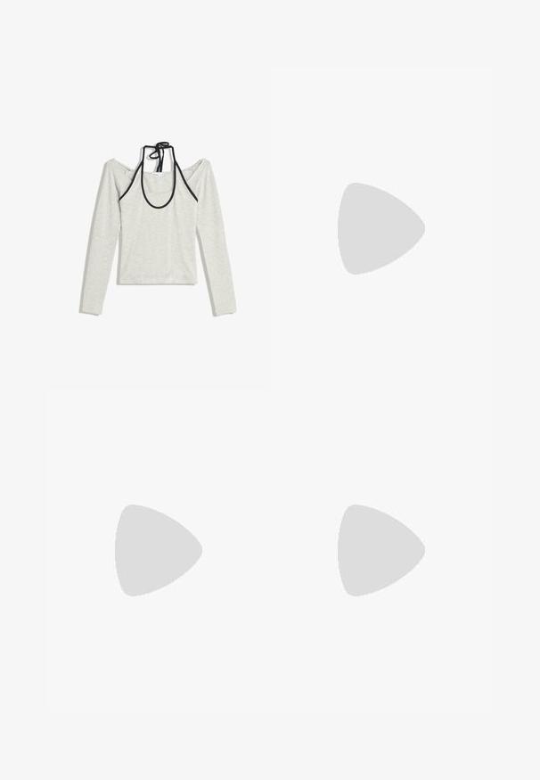 Svetlo šedý dlhý rukáv top s off-shoulder dizajnom a čiernymi akcentmi. Má okrúhly výstrih s viazaním na chrbte. Materiál z bavlnenej zmesi.; Asymetrická béžová sukňa vyrobená z hladkého materiálu, s diagonálnym švom pre dizajnový detail a dĺžkou po kolená.; Vysoké čierne botas z umelého koženého materiálu s okrúhlou špičkou, detailom s prackou na opasku a hrubým podpätkom. Hladká textúra a vertikálny šev na nohavici.; Námornícka semišová kabelka so voľným dizajnom, širokými ramennými popruhmi a viditeľným stehom na tele.